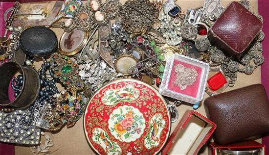 A quantity of mixed costume jewellery including a cameo ring and micro mosaic banjo brooch.